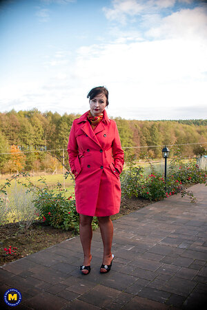 Madpornpics - Outdoor promenade makes mature in the mood for striptease at home