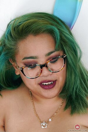 Madpornpics - Green-haired Asian MILF with lovely face poses fully nude near wall