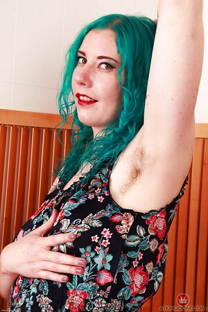 Madpornpics - Alternative MILF with hairy armpits shows her bush too