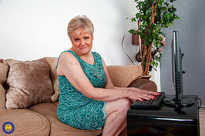 Madpornpics - Sexy mature ladies pics of busty blonde toying her twat