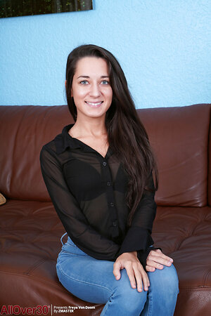 Madpornpics - Jeans-wearing gal really knows how to keep you hard