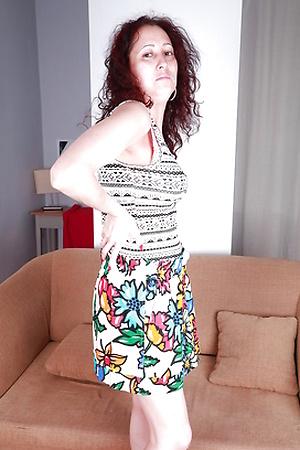 Madpornpics - Redheaded milf in a colored skirt and neatly cut stripe on her pussy