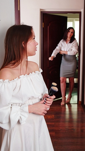 Madpornpics - Tall mom gets worshipped by a younger fit lesbian