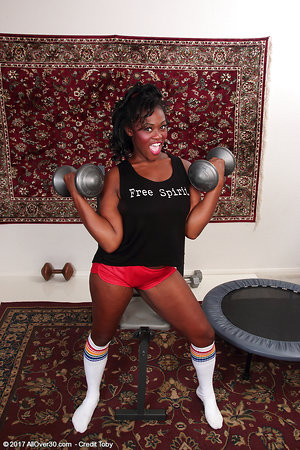Madpornpics - Free black MILF pics of sportswoman doing some nude workout