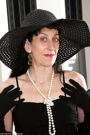 Madpornpics - Naked mature pussy pics of female in black hat and gloves