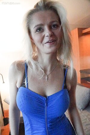 Blonde mature takes off blue dress and demonstrates her amazing body