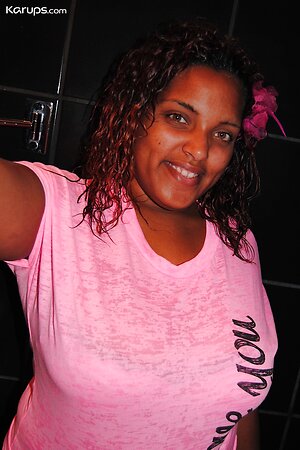 Sexy solo pics of black bbw milf who demonstrates saggy-tits in bath