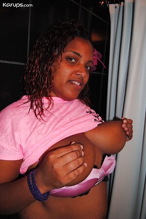 Sexy solo pics of black bbw milf who demonstrates saggy-tits in bath