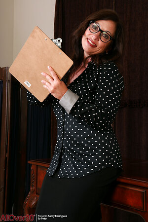 During work mature finds time to touch her tits and twat in office