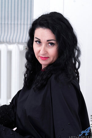 Anilos, Mature Women Pictures