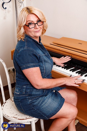 Mature NL, Free Nude Mature & MILF Pics Gallery