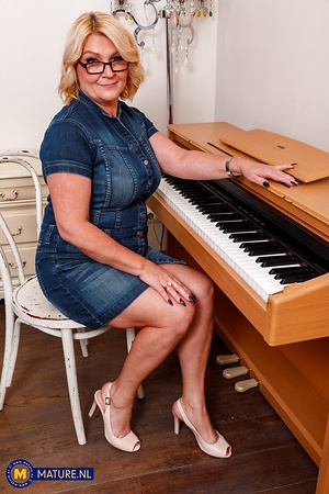 Mature NL, Free Nude Mature & MILF Pics Gallery