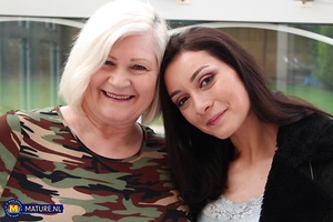 Mature NL, Nude Mature Women & MILF Pics Gallery