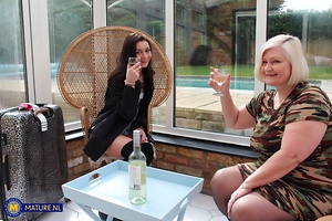 Mature NL, Nude Mature Women & MILF Pics Gallery