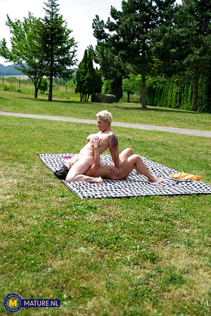Mature Lesbian Picnic Lickfest