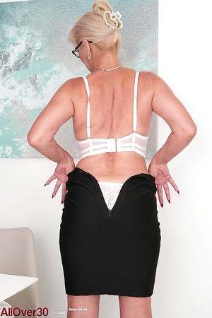 Mature Secretary Nude Pussy Solo Pics