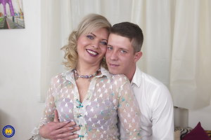 This housewife gets it on the couch