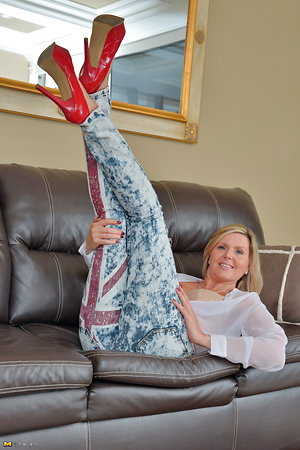 Watch mature babe undressing her beautiful body and being wonderfully undressed for the camera