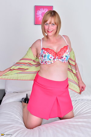 Blonde mom loves to demonstrate her wet muff on camera