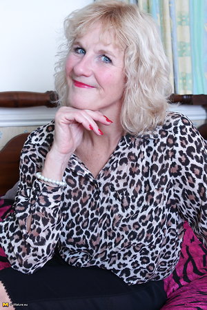 Mature mom\'s pussy and her sweet round boobies