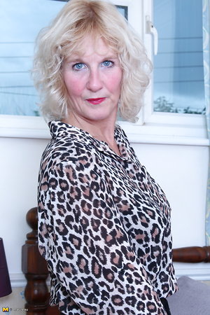 Mature mom\'s pussy and her sweet round boobies