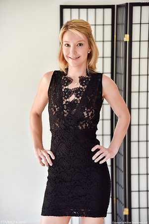 Free porn pictures with teen blonde doesn\'t hide her pussy