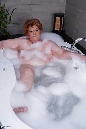 Fat woman takes bath and fucks for mature hairy pussy pics
