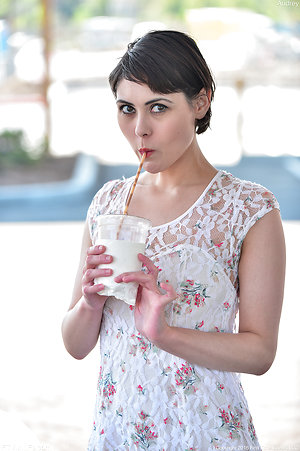 Lady displays goodies lifting dress up for free porn pics