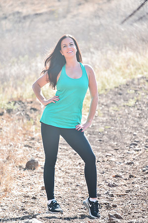 Sweet MILF nudes her delicious treasures in the fresh air