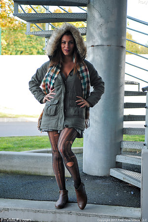 Hot MILF in ripped pantyhose demonstrates tits and pussy