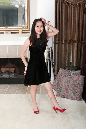 MILF sex pics with Asian lady demonstrating her trimmed cunt