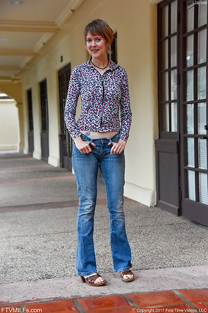 Amateur mature pictures of horny female posing nude on cam