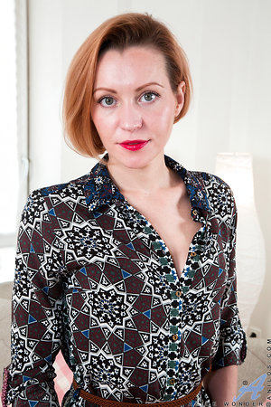 Dame in stockings plays with dildo in spreading moms pics