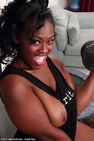 Free black MILF pics of sportswoman doing some nude workout