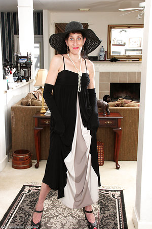 Naked mature pussy pics of female in black hat and gloves