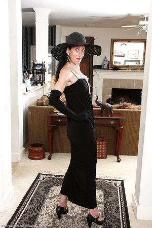 Naked mature pussy pics of female in black hat and gloves