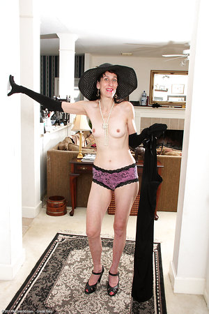 Naked mature pussy pics of female in black hat and gloves