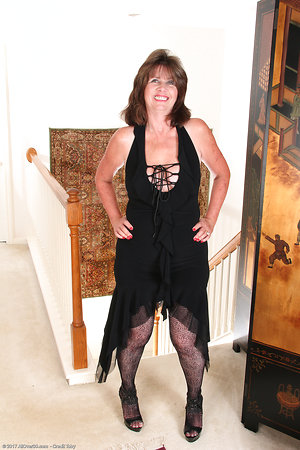 Mom climbs the steps and starts stripping in free sexy pics