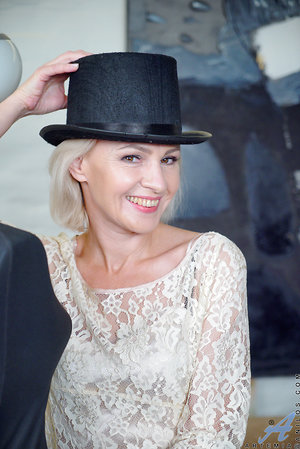 Free mature galleries of small-tittied MILF showing off body