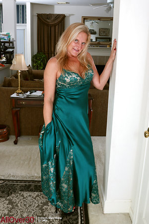 Mature blonde takes off long dress to show lustful vagina